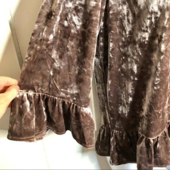 Neiman Marcus Sanctuary Crushed Off Shoulder Velvet Top Julia Ruffle Mink M NWT - Picture 8 of 11